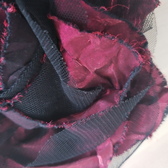 Dark red and mesh rose clip or brooch - Picture 3 of 3